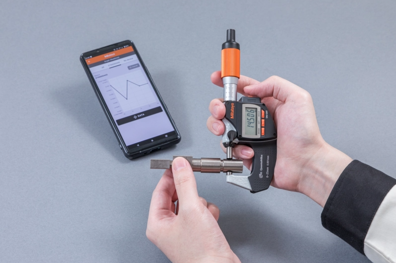 Mitutoyo - Digitális Mikrométer QuantuMike IP65 - 0-25 mm, kétirányú kimenettel